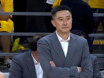 杜锋给广东队球员开动员会！